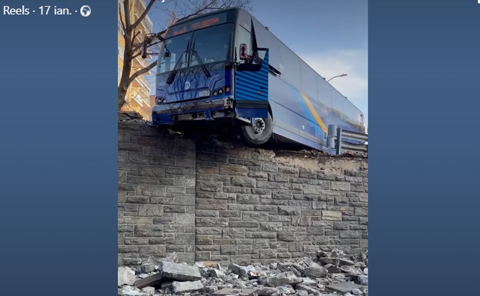 Un autobuz a rămas suspendat la o înălțime de aproape patru metri, după ce a lovit un parapet