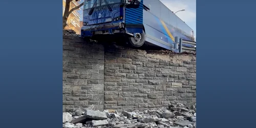 autobuz suspendat captura video FB png