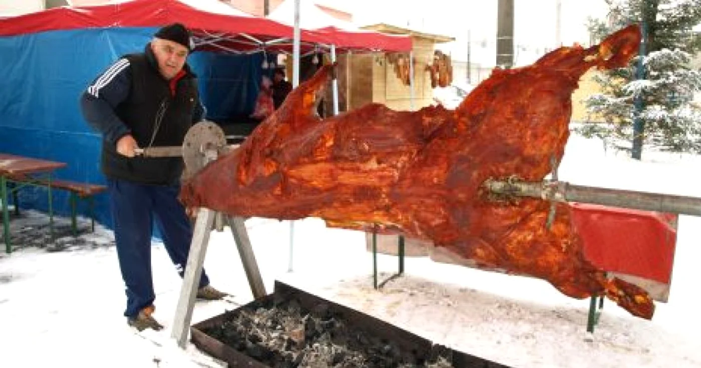 Petre Berinde pregăteşte o friptură de taur de 220 de kilograme. Foto: D. Guţă