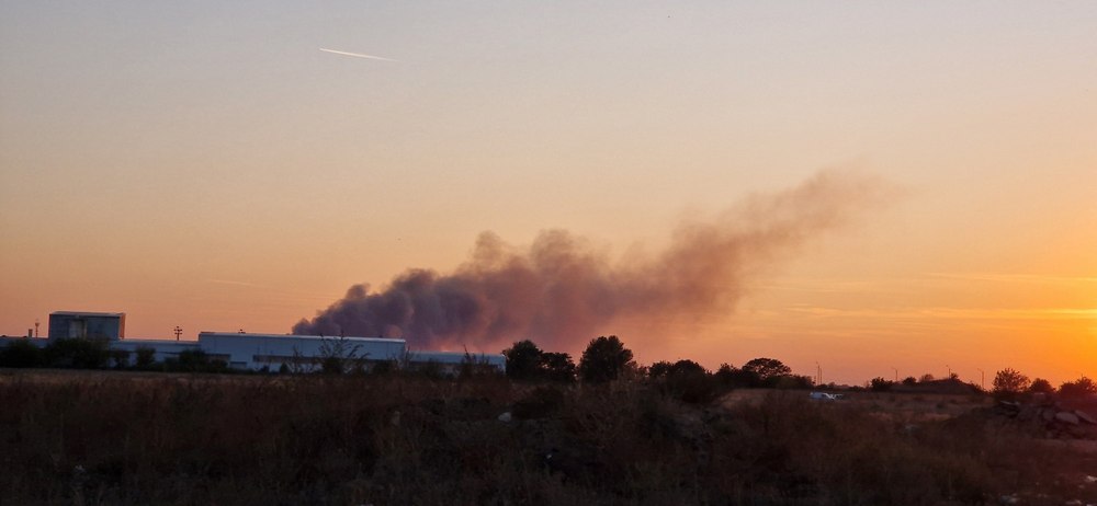 Incendiu de vegetaţie la Sintești. Traficul este îngreunat de fumul dens