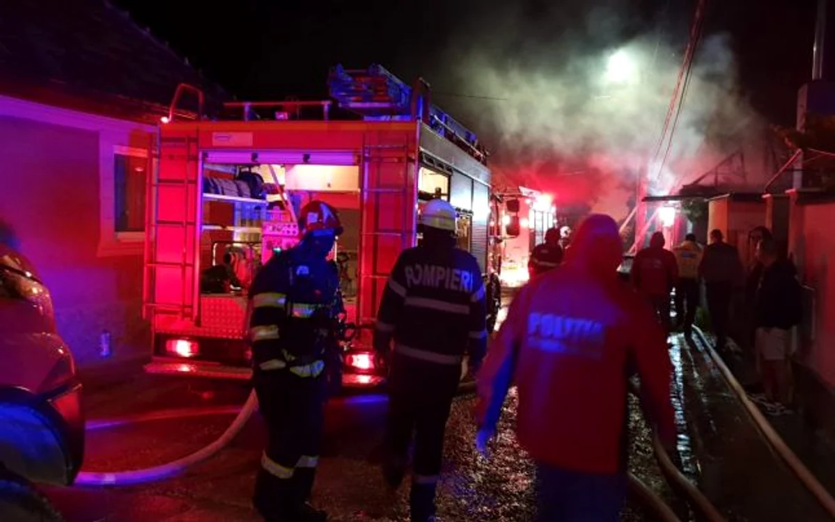 Pompierii au găsit corpul neînsulfeţit al bărbatului care şi-a dat foc casei. FOTO: info-codlea.ro