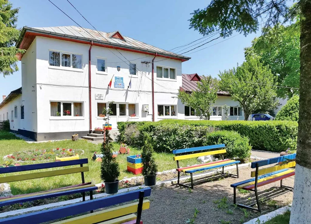 
    Sediul primăriei,  ca o floare Fotografii: adevarul.ro   