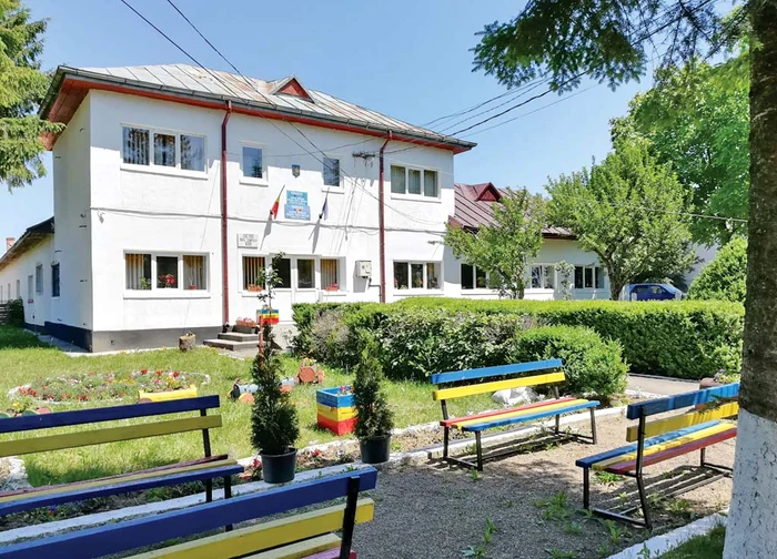 Sediul primăriei, ca o floare Fotografii: adevarul.ro