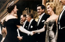 Regina Elisabeta și Marilyn Monroe GettyImages 537127625 jpg