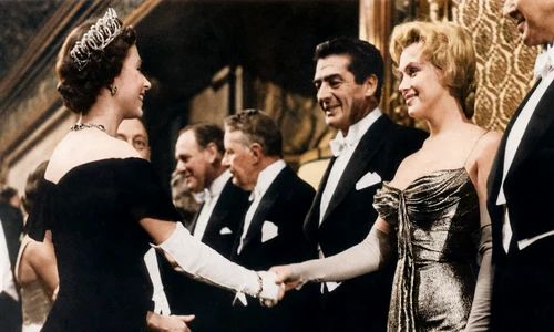 Regina Elisabeta și Marilyn Monroe GettyImages 537127625 jpg
