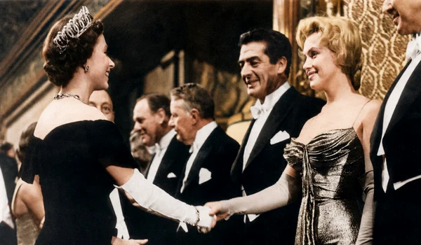 Regina Elisabeta și Marilyn Monroe GettyImages 537127625 jpg