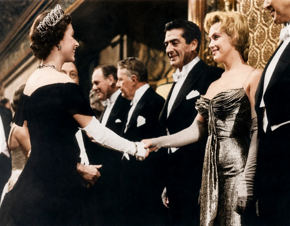 Regina Elisabeta și Marilyn Monroe GettyImages 537127625 jpg