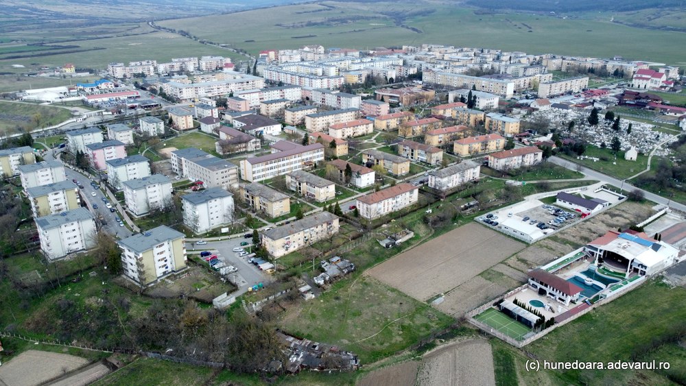 Orașele muncitorești din primii ani de comunism. Cum au crescut în jurul uzinelor și minelor și de ce s-au golit după 1990