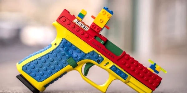 Pistol care arata ca o jucarie