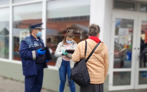 politisti oameni pe strada masca jpeg