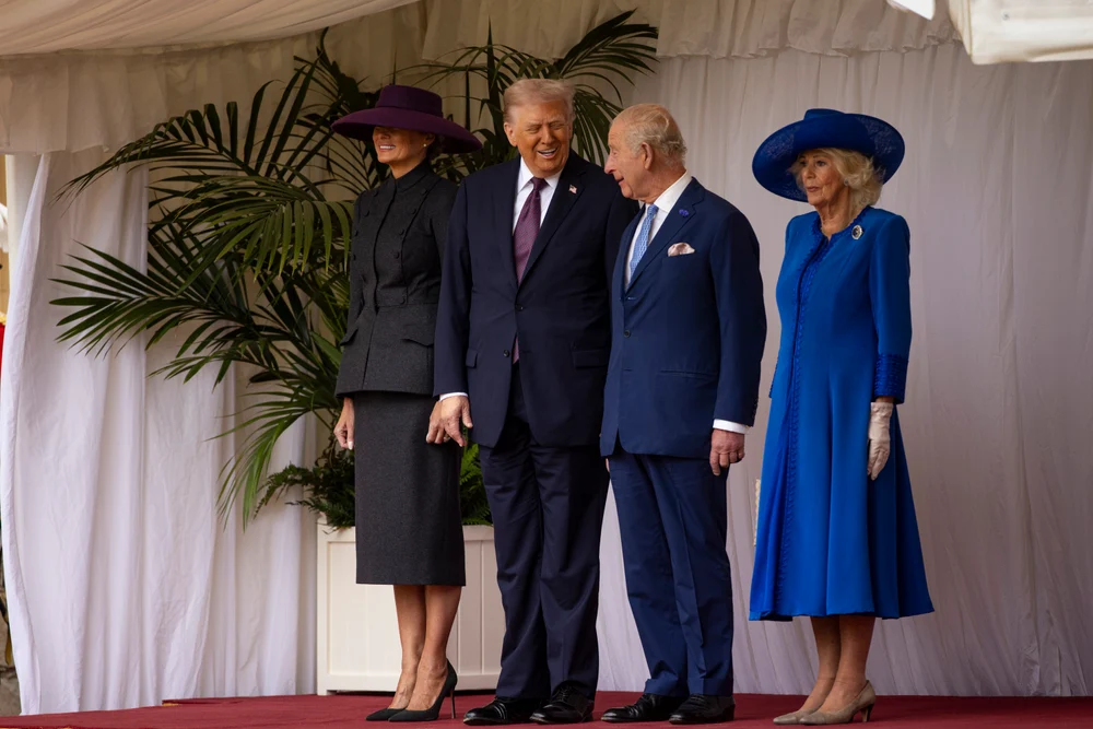 Pălăria Melaniei Trump și broșa Prințesei de Wales. Mesajele diplomatice ale ținutelor cu ocazia vizitei lui Trump în Marea Britanie