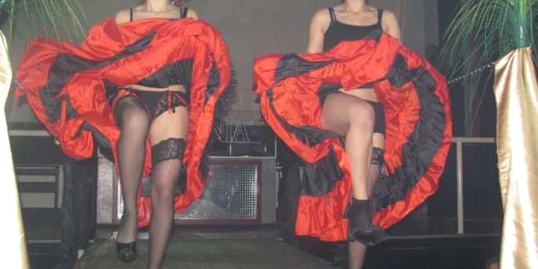 Dansatoarele de la Backtage Dance School au prezentat dansul can-can