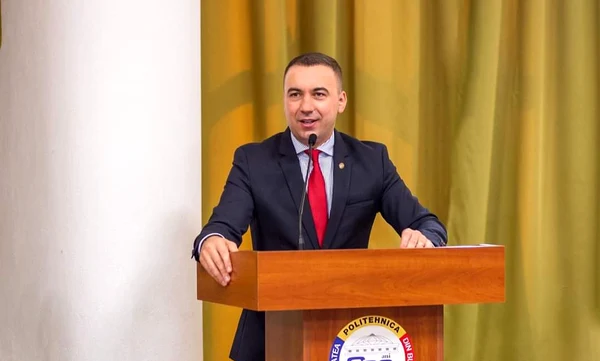 Ministrul Digitalizării vrea reducerea cu 90% a consumului de hârtie din instituție - Foto Facebook