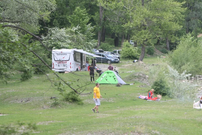Cum hotelurile și pensiune sunt încă închise, turiștii au venit la munte cu rulotele din dotare