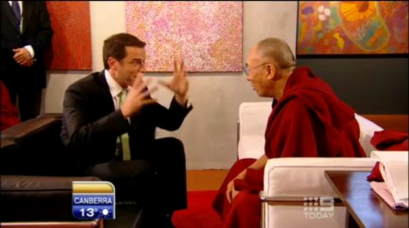 Jurnalistul australian Karl Stefanovic nu reuşeşte să-l amuze pe Dalai Lama cu gluma sa