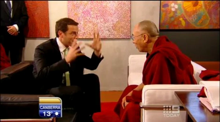 Jurnalistul australian Karl Stefanovic nu reuşeşte să-l amuze pe Dalai Lama cu gluma sa