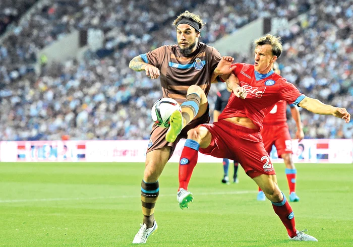 Vlad Chiricheş se află cu Napoli la a doua experienţă internaţională după cea petrecută la Tottenham, în AngliaFoto: AFP