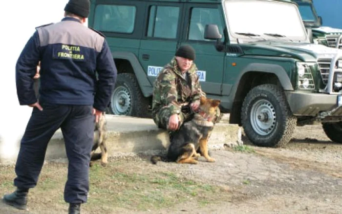 Poliţiştii de frontieră  botoşăneni şi ajutoarele  lor cu patru picioare  