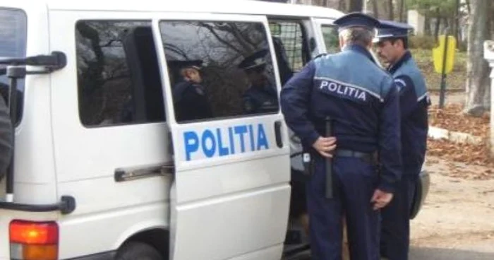 Bărbatul a fost imobilizat şi dus la sediul poliţiei (foto arhivă)