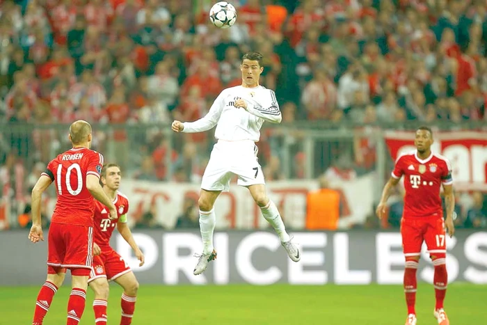 
    Ronaldo a marcat două  goluri în meciul cu  Bayern, de la Munchen,  după care a gesticulat  bucuros cu palmele (Fotografii: Reuters)  