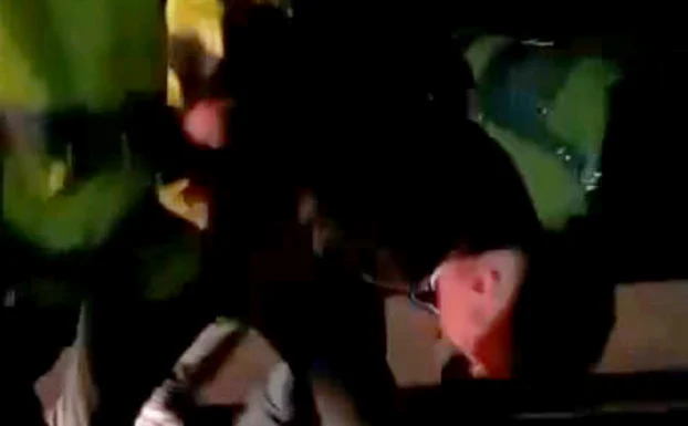 Șoferul a fost imobilizat greu de polițiști FOTO: captură video