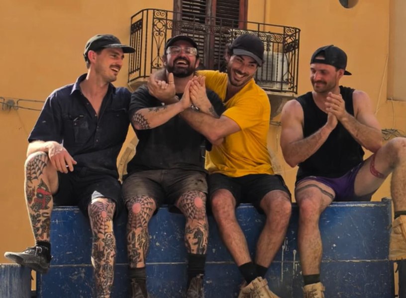 Au renunțat la joburi și au cumpărat o casă de un euro în Italia. Ce au găsit în Sicilia patru australieni: „Poate că suntem nebuni”