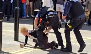 Femeia care a înjunghiat cu o foarfecă patru bărbați în centrul Londrei ar fi romanca FOTO Facebook Europa Press RO