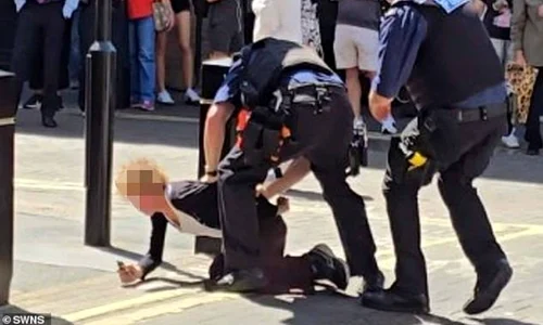 Femeia care a înjunghiat cu o foarfecă patru bărbați în centrul Londrei ar fi romanca FOTO Facebook Europa Press RO