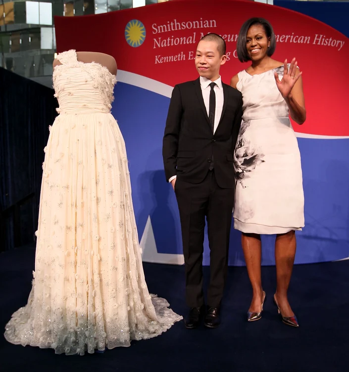 Michelle Obama, alături de designerul Jason Wu şi de rochia pe care a purtat-o la balul de învestire a soţului său în funcţia de preşedinte, în 2009. FOTOGRAFII Guliver Getty, Reuters