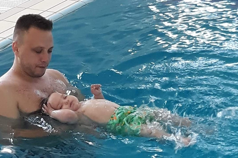 Vârsta de la care poți duce copilul la înot. „Frica de apă poate fi depășită. Trebuie învățat să se descurce singur prin orice mjloace“ 