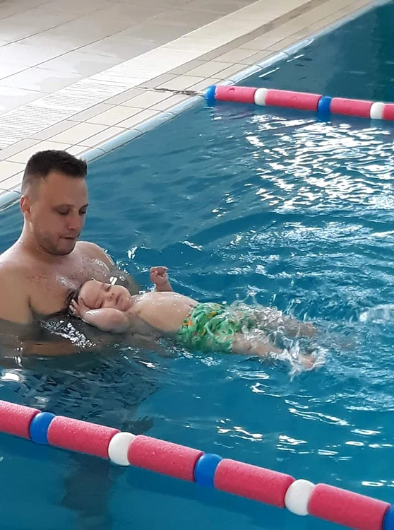 Înotul are numeroase beneficii pentru copiii foarte mici FOTO arhiva personală