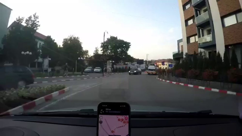 Polițistul bătăuș de la trupele speciale a fost suspendat din funcție. Cum s-a năpustit cu picioarele să lovească un tânăr de 18 ani