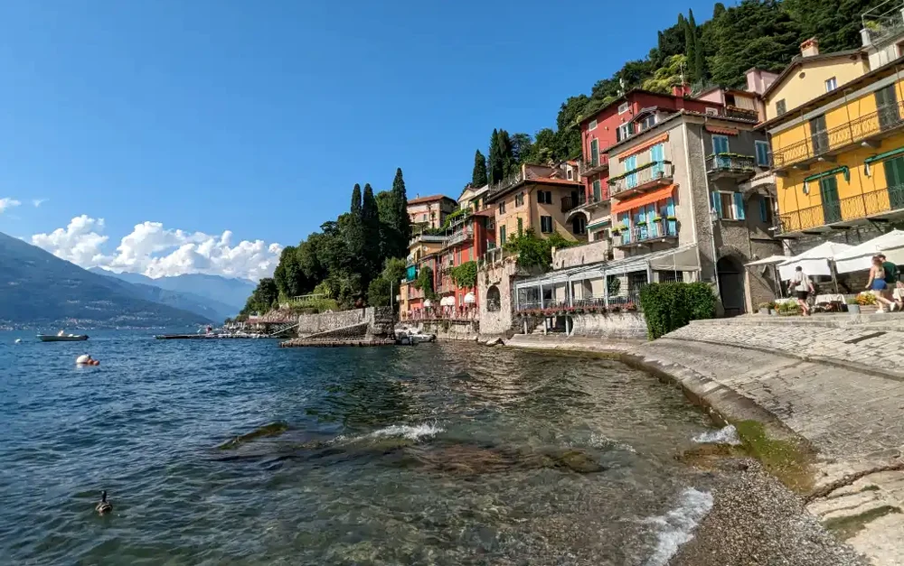 Turiștii riscă amenzi de până la 200 de euro dacă se plimbă în costum de baie pe stradă