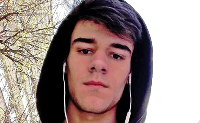 Alex îşi câştigă singur banii de la 17 ani