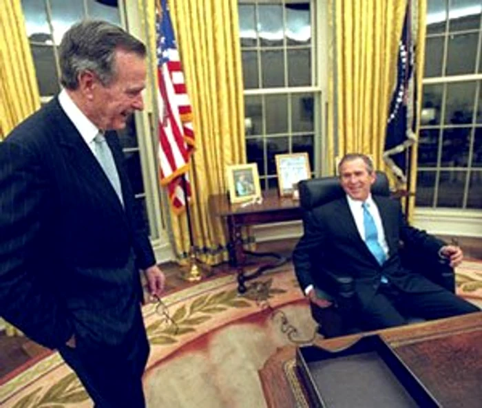 Preşedintele George W. Bush împreună cu tatăl său în Biroul Oval. 20 ianuarie 2001