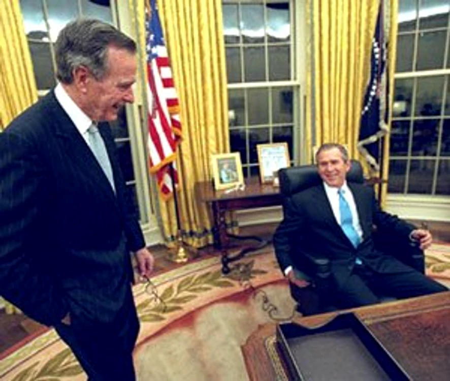 Preşedintele George W. Bush împreună cu tatăl său în Biroul Oval. 20 ianuarie 2001