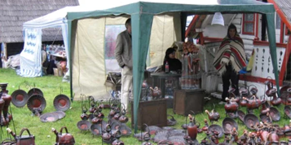 Ploaia a ţinut departe vizitatorii de târgul de ceramică