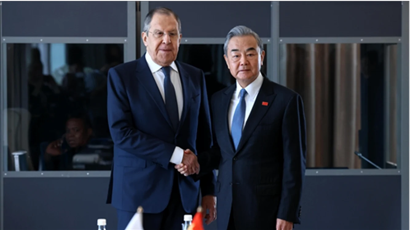 Ministrul rus de externe, Serghei Lavrov și omologul său chinez, Wang Yi FOTO www.aa.com.tr
