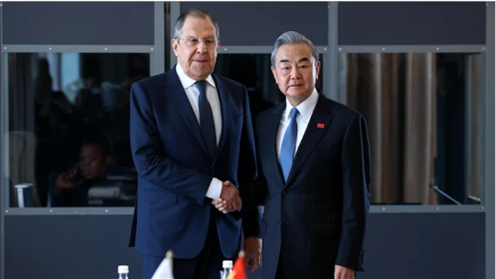 Ministrul rus de externe, Serghei Lavrov și omologul său chinez, Wang Yi FOTO www.aa.com.tr