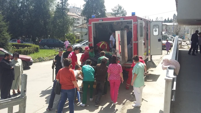 
    Pacientul obez a ajuns cu bine la Spitalul Judeţean de Urgenţă Râmnicu VâlceaFoto: ISU Vâlcea  