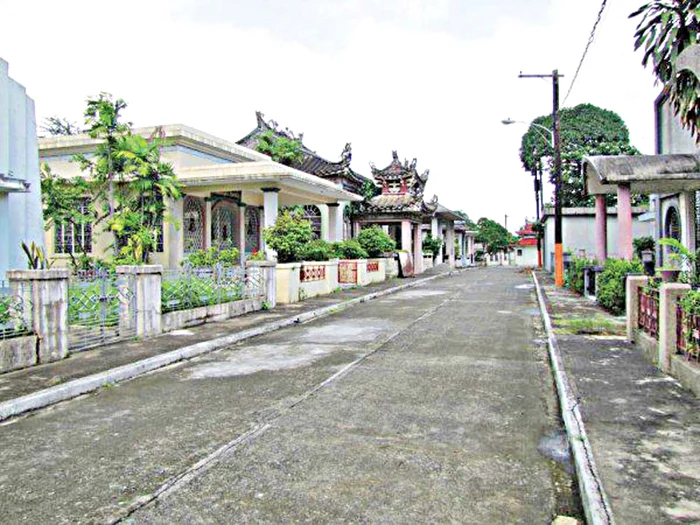 Străzi late, încadrate de grădini luxuriante