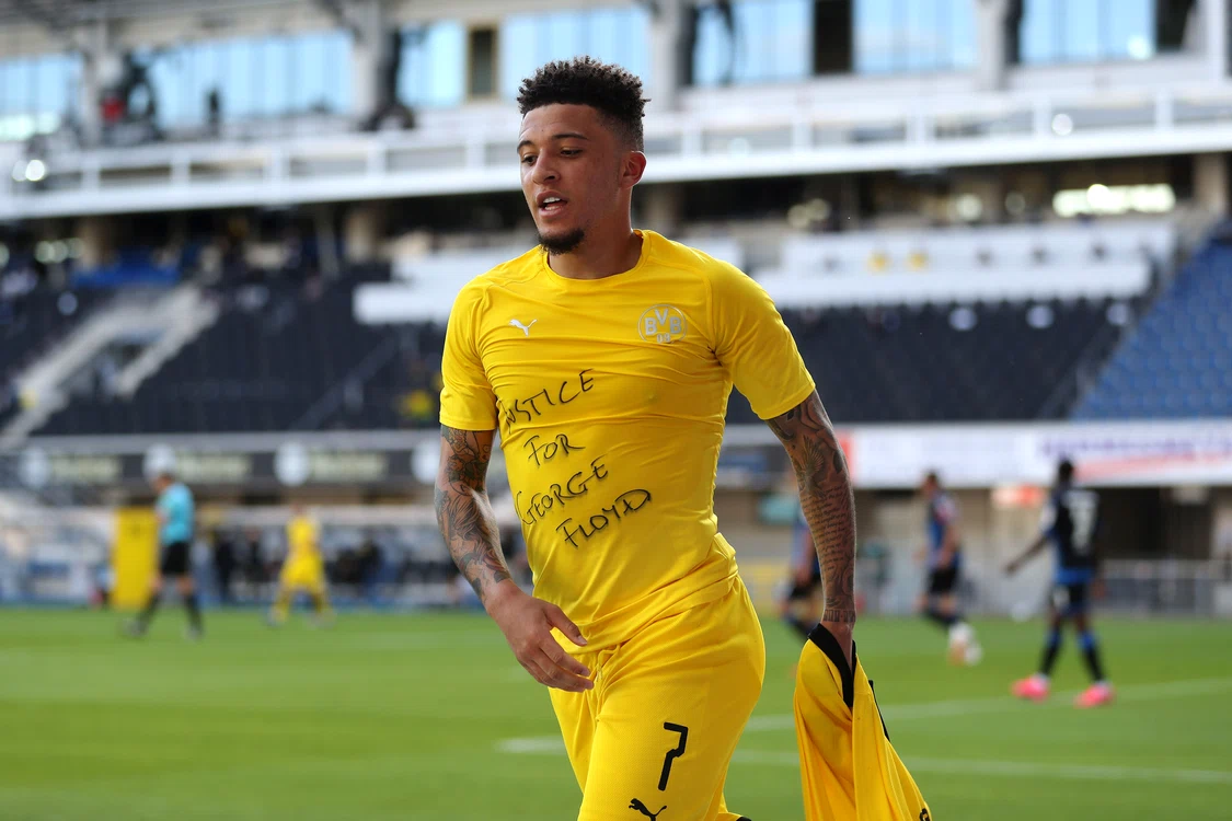 
    Jadon Sancho a văzut cartonașul galben fiindcă și-a dat tricoul jos, nu pentru mesajul transmisFoto: Guliver / GettyImages  