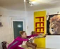 Exercițiile realizate cu bățul de mop sunt bune pentru brațe, spate, abdomen și te obligă să ții brațul foarte bine întins