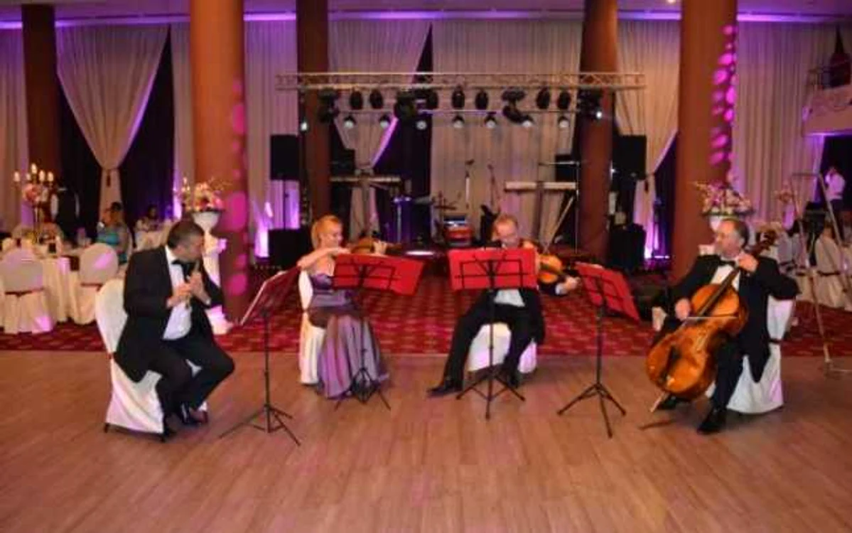 La nunţile mai pretenţioase invitaţii sunt primiti în sala pe fundalul sonor asigurat de un cvartet - foto: e-cultura.ro