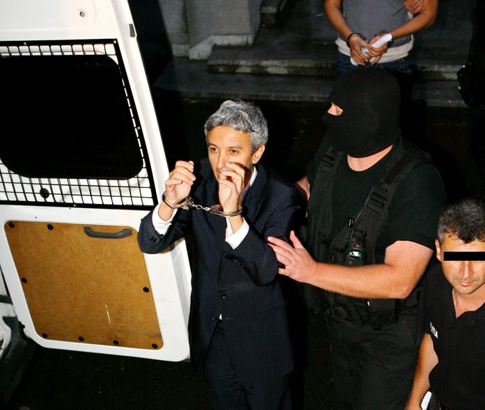 
    Dan Diaconescu nu a scăpat de  cătușe și pușcărie (foto: Click!)  