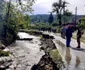 Imaginile disperării - o viitură a distrus un drum-a inundat zeci de gospodării pe care le-a izolat la Goleşti - Vâlcea Foto Adevărul