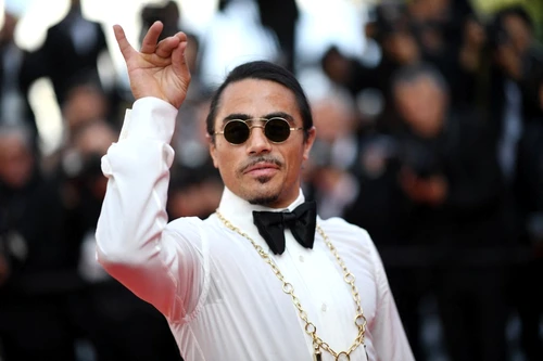 Nusret Gokce, cunoscut drept Salt Bae, și gestul său devenit „trademark“