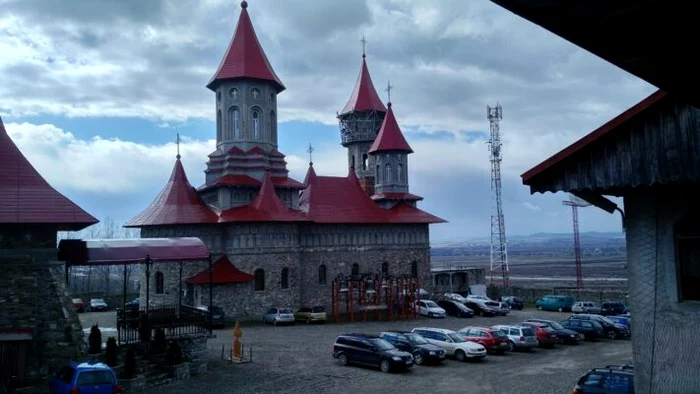 Aceasta este mânăstirea Sfânta Mina unde va fi montat clopotul. Foto: stiridinbucovina.ro