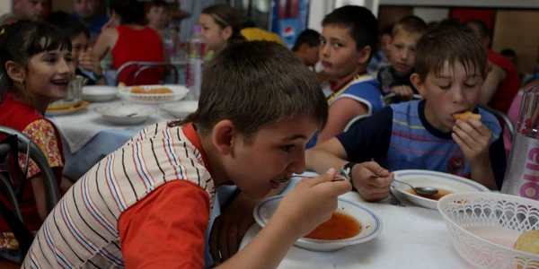 Copii din România se află la tabăra de odihnă „Prietenia“ din satul Coşniţa