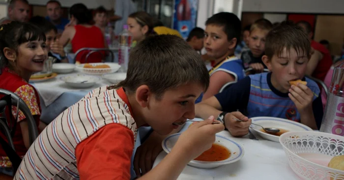 Copii din România se află la tabăra de odihnă „Prietenia“ din satul Coşniţa